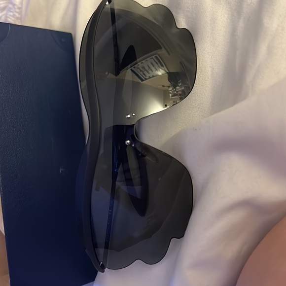 Louis Vuitton luxury black sunglasses - Picture 3 of 9